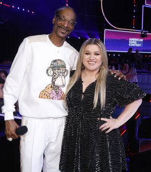 AMERICAN SONG CONTEST -- “The Live Semi Finals Part 2” Episode 107— Pictured: (l-r) Snoop Dogg, Kelly Clarkson -- (Photo by: Trae Patton/NBC)