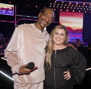 AMERICAN SONG CONTEST -- “Semi-finals” Episode 106 -- Pictured: (l-r) Snoop Dogg, Kelly Clarkson -- (Photo by: Trae Patton/NBC)